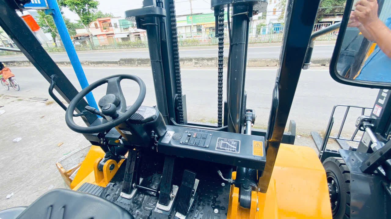 Xe nâng dầu 8 tấn
